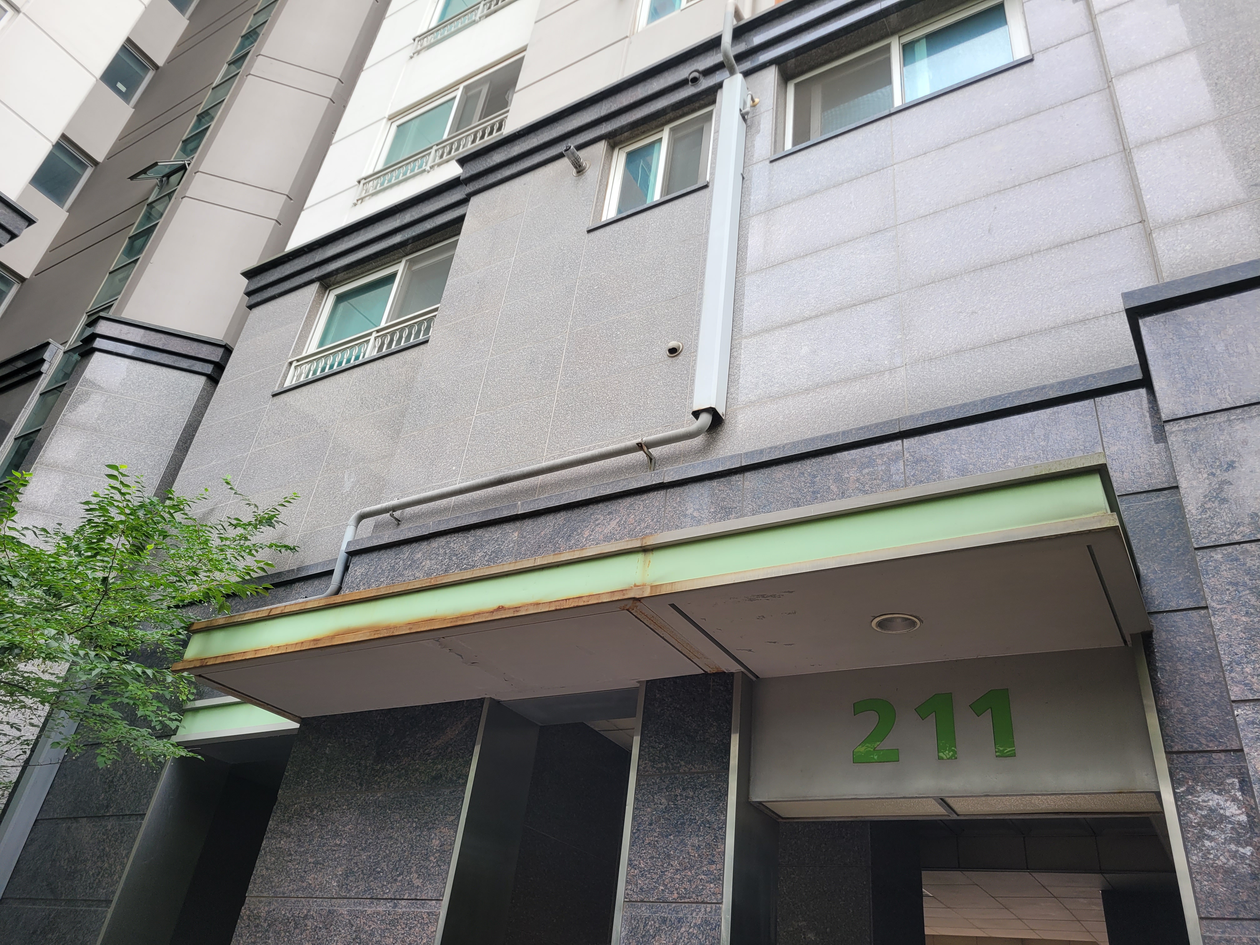 중동역 푸르지오아파트 — 동 입구 필로티 복원 및 재도장