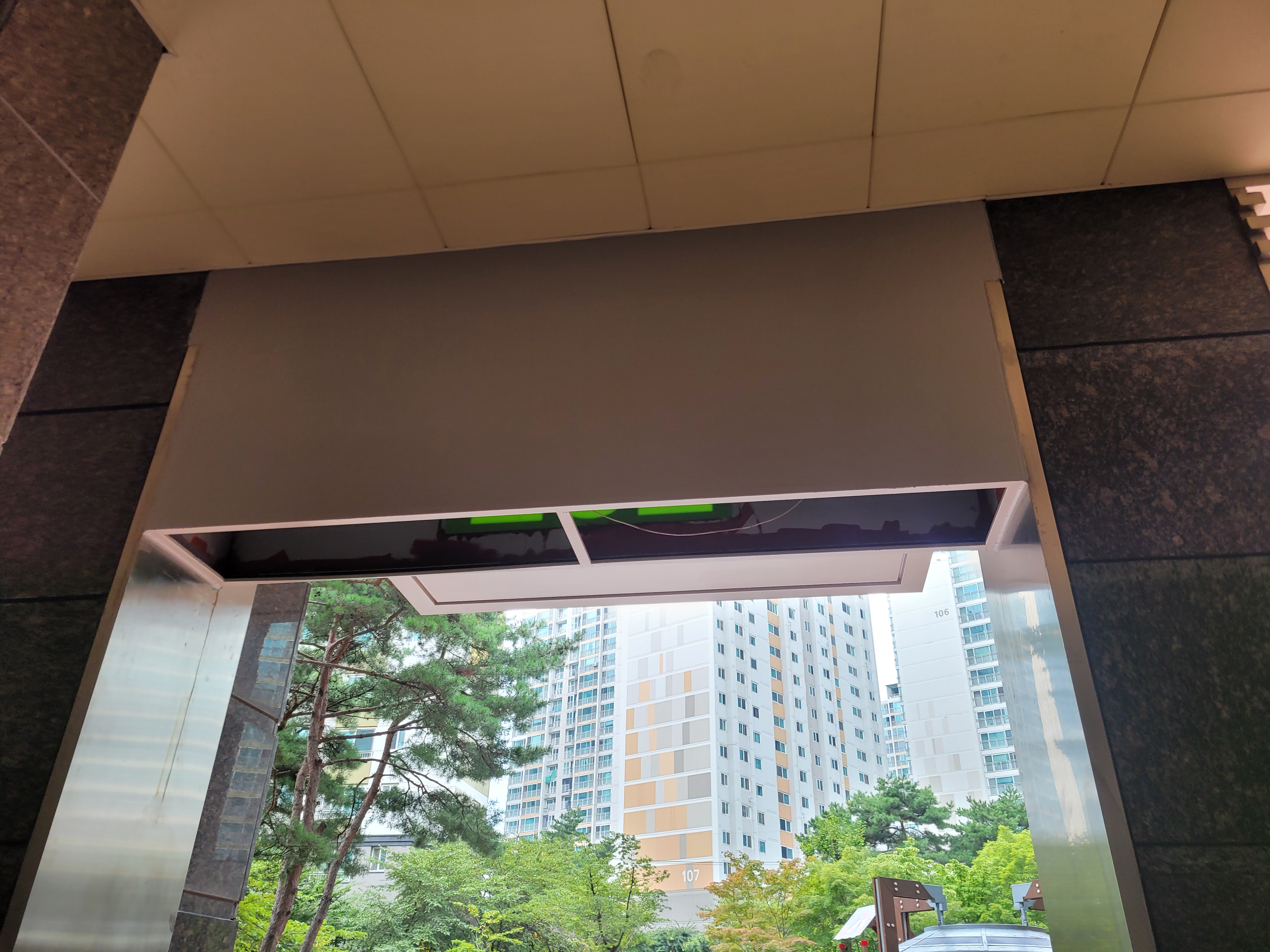 중동역 푸르지오아파트 — 동 입구 필로티 복원 및 재도장
