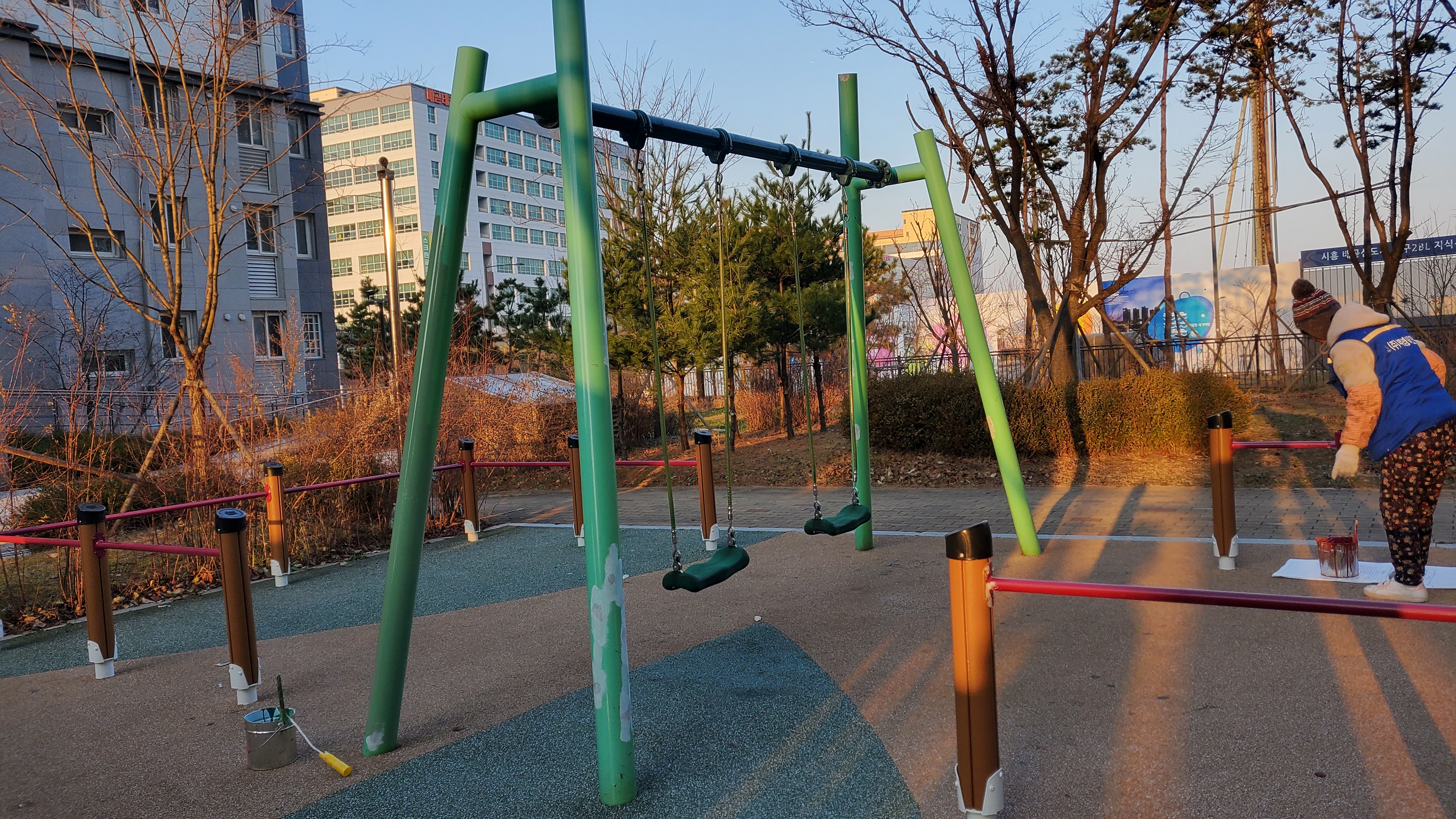 배곧이지더원 — 놀이터 시설물 재도장