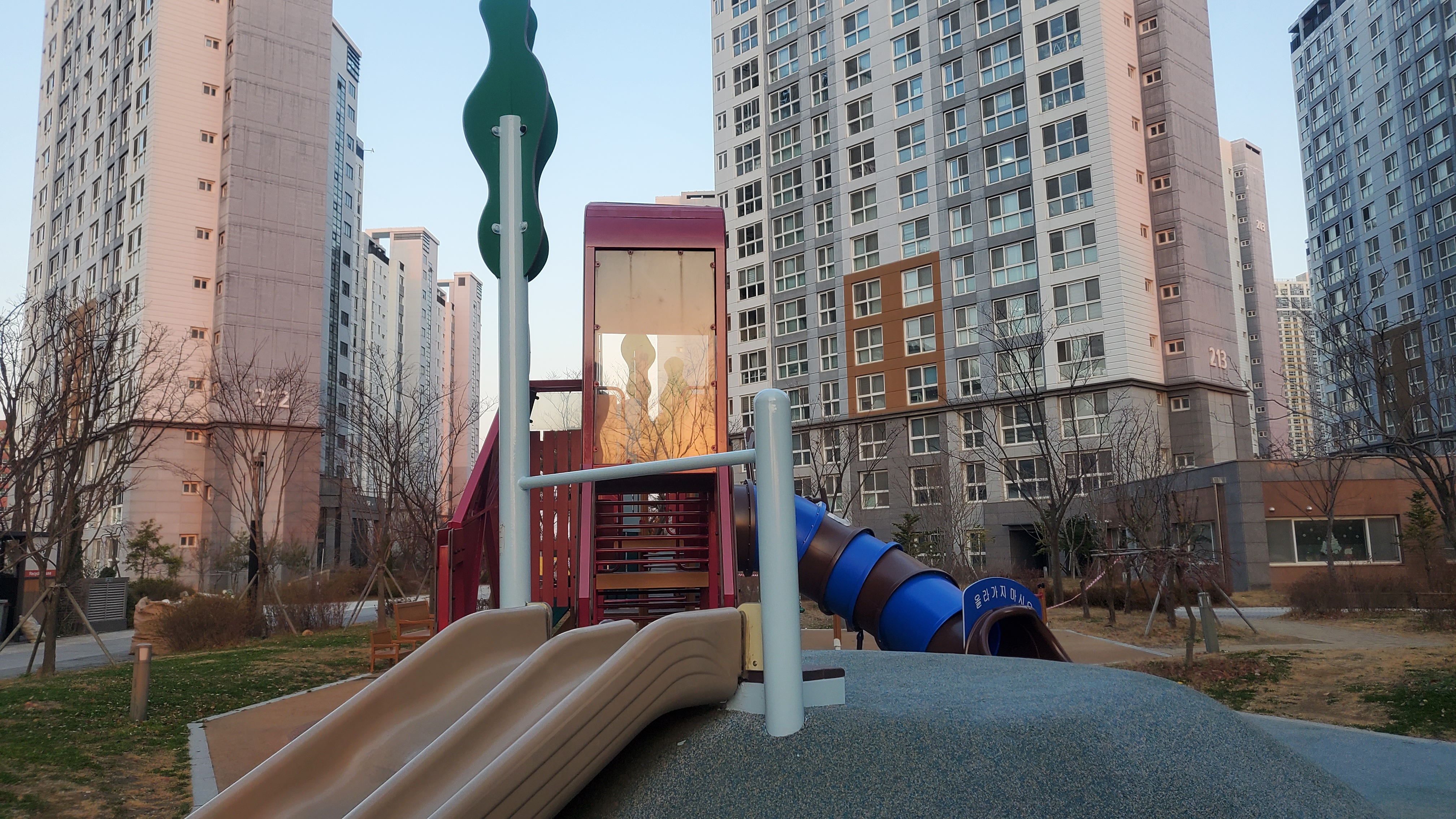 배곧이지더원 — 놀이터 시설물 재도장