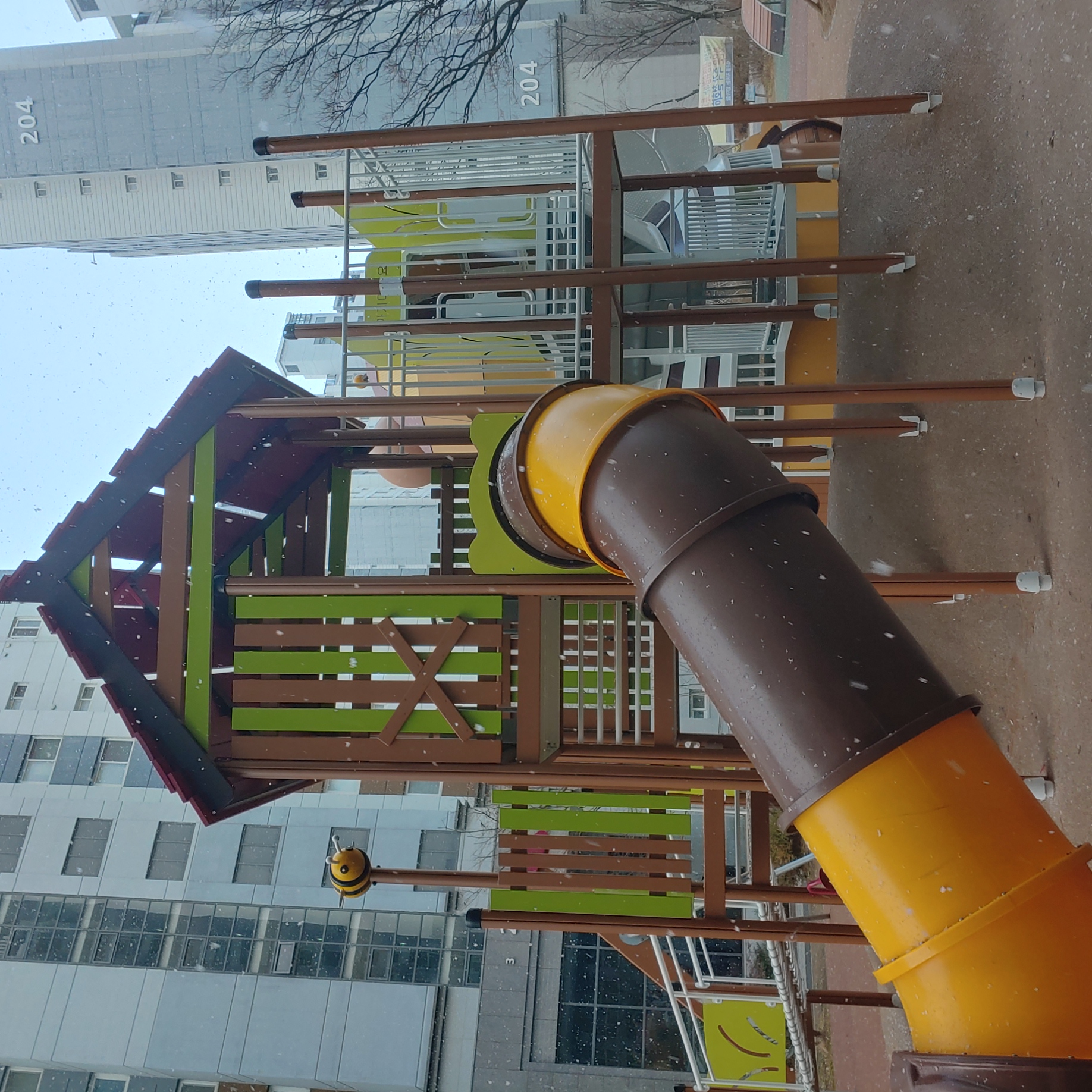 배곧이지더원 — 놀이터 시설물 재도장