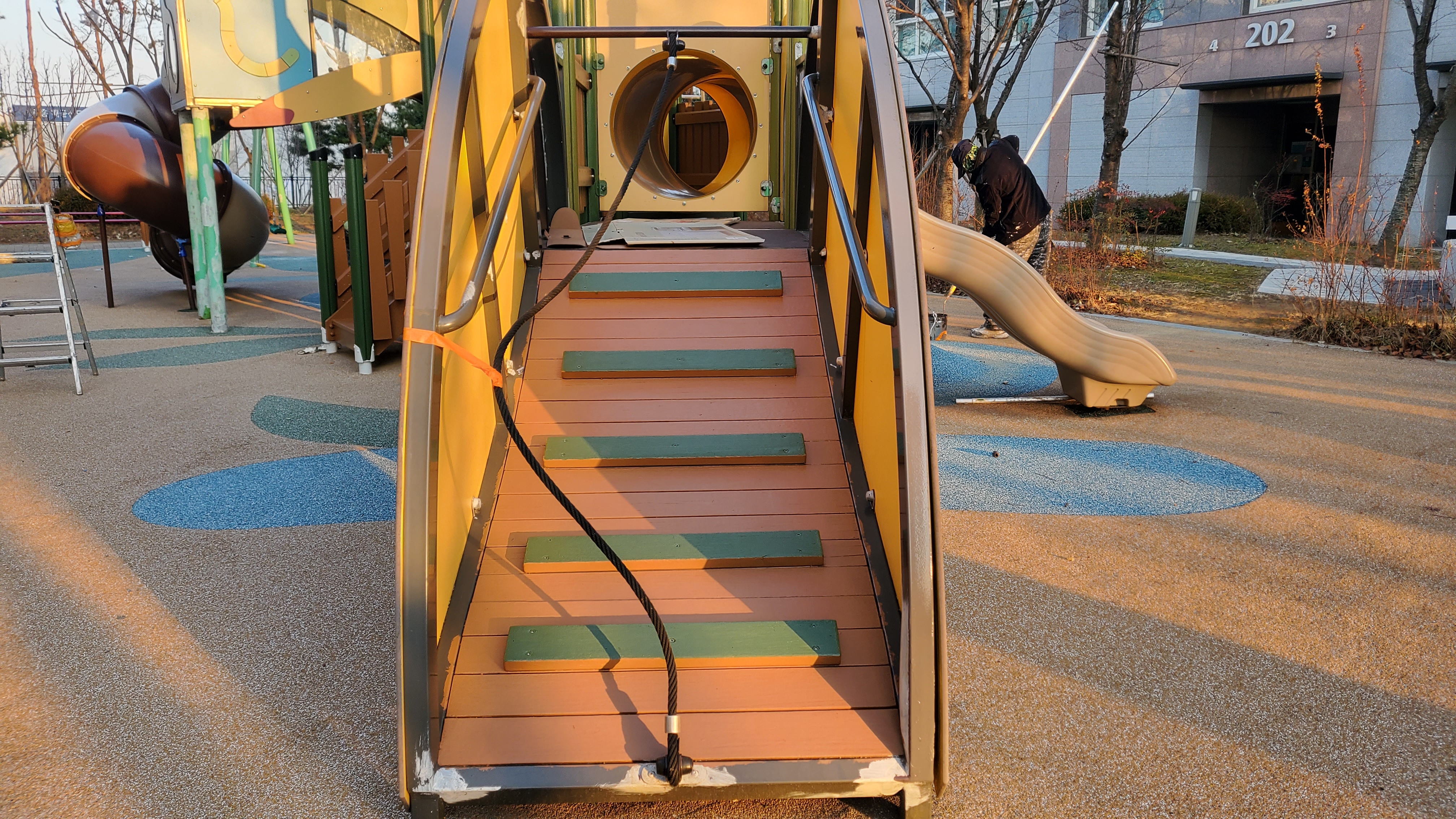 배곧이지더원 — 놀이터 시설물 재도장