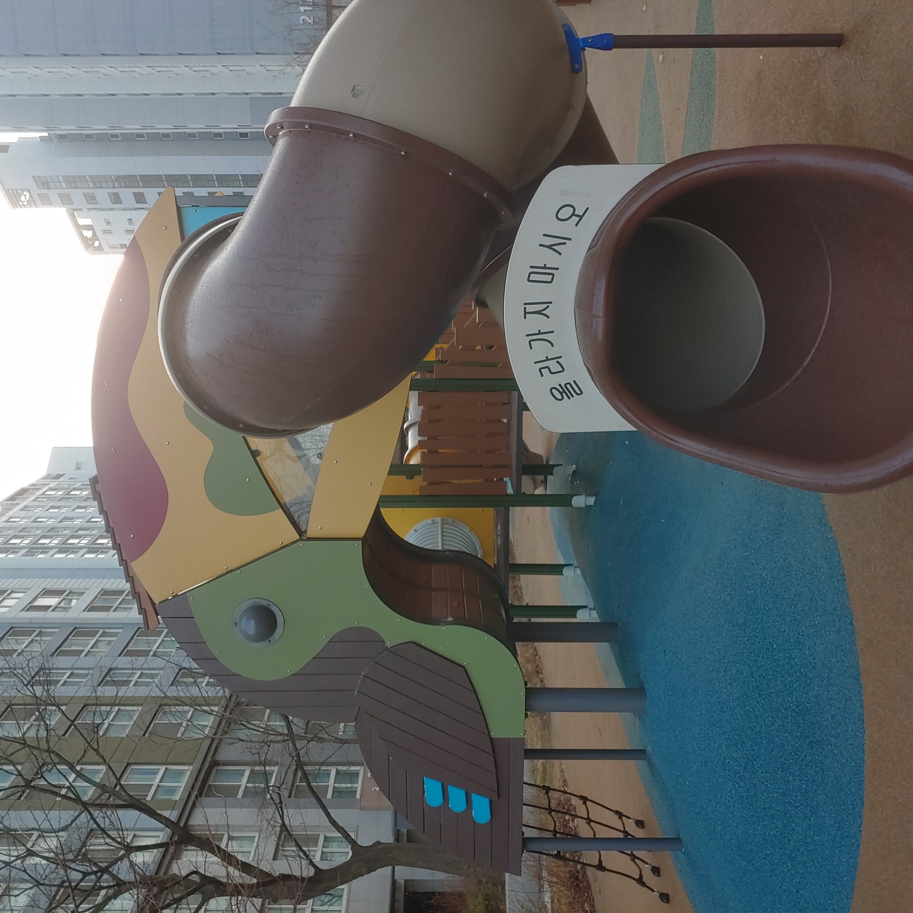 배곧이지더원 — 놀이터 시설물 재도장