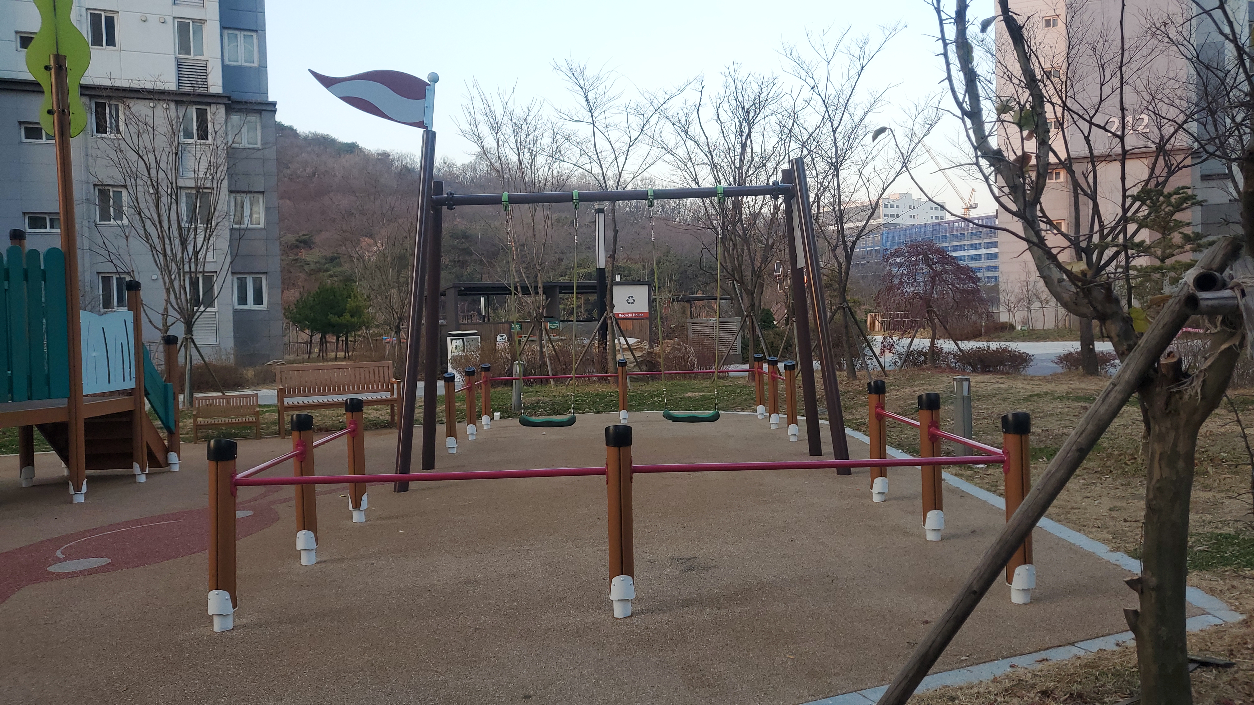 배곧이지더원 — 놀이터 시설물 재도장