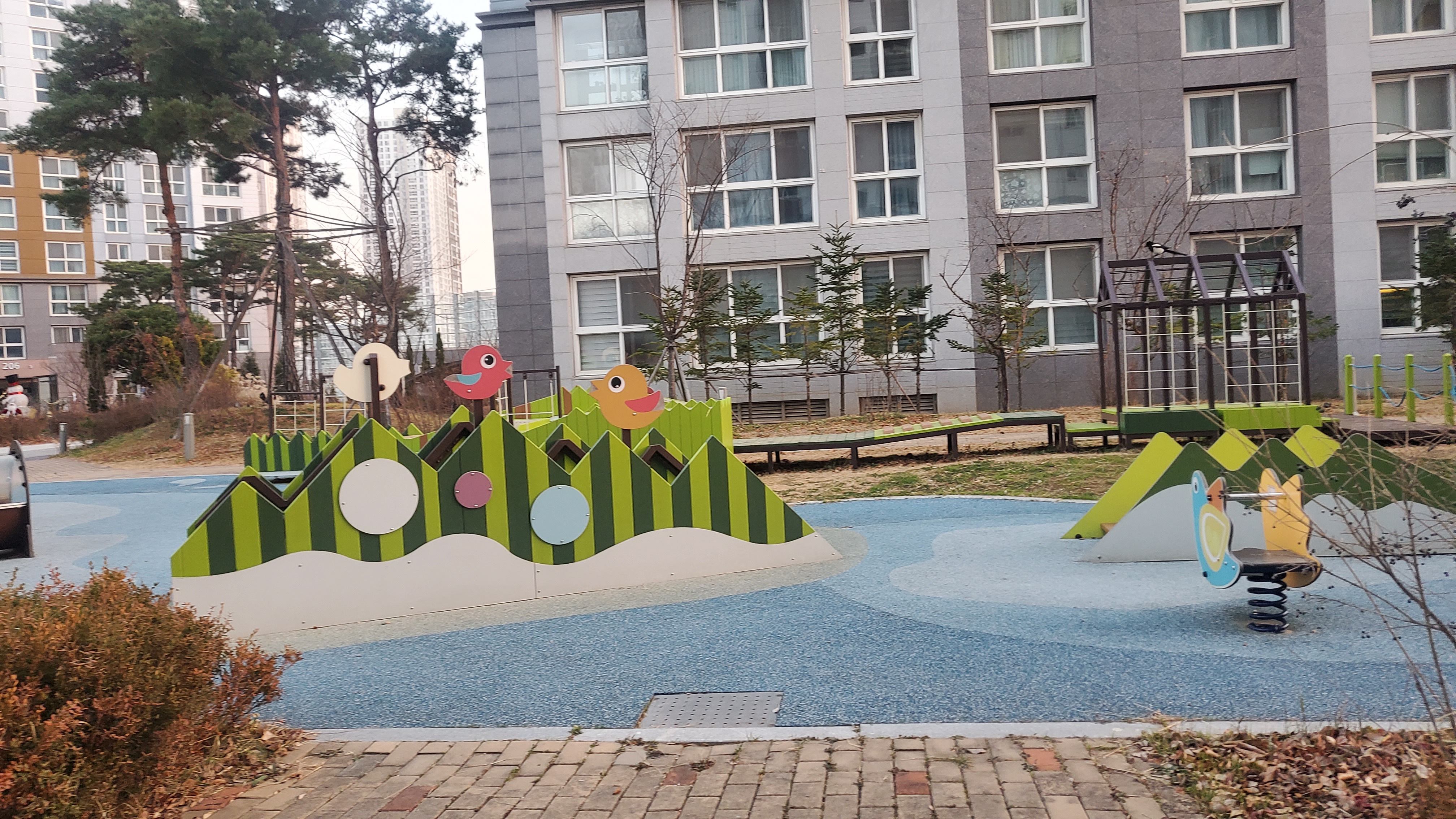 배곧이지더원 — 놀이터 시설물 재도장