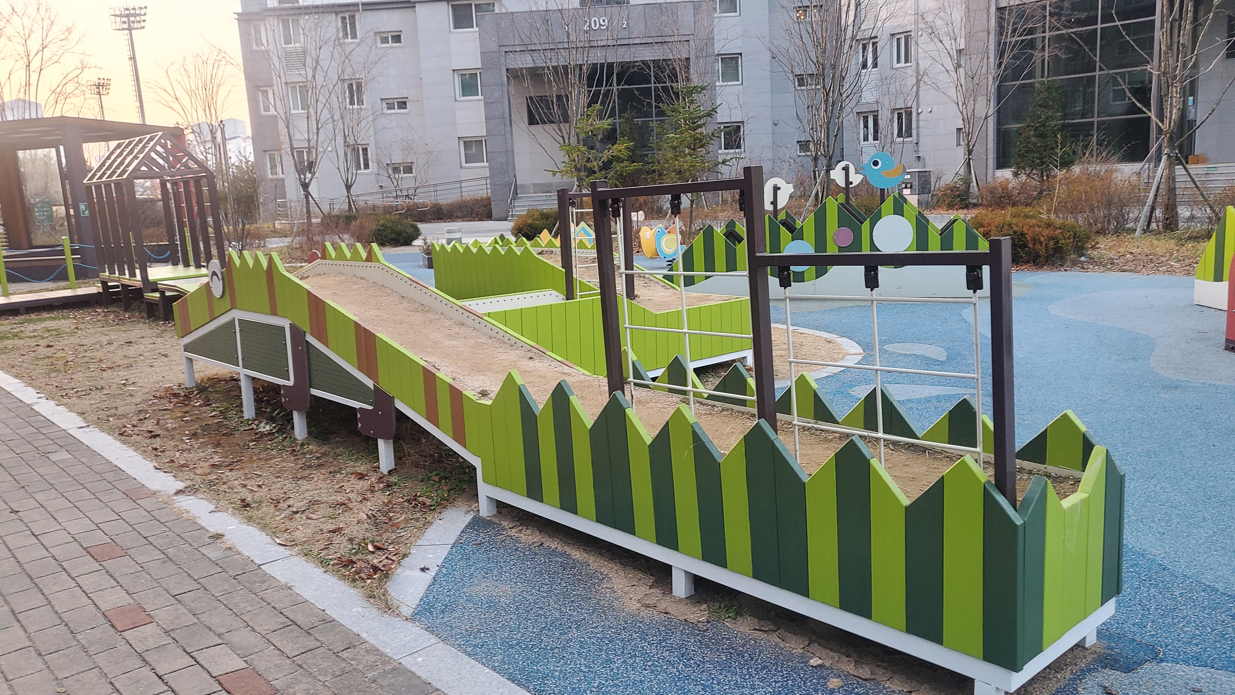 배곧이지더원 — 놀이터 시설물 재도장