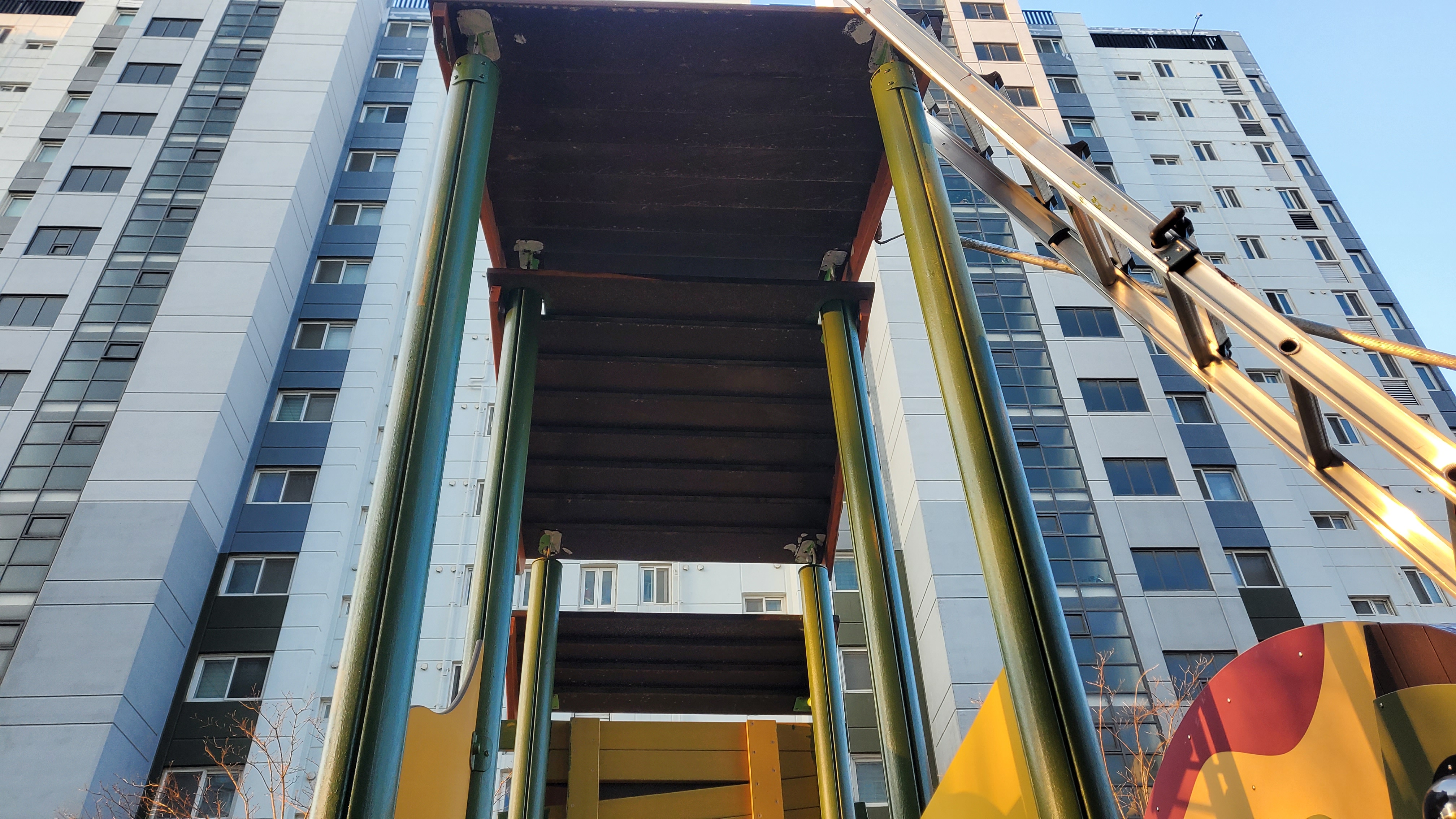 배곧이지더원 — 놀이터 시설물 재도장