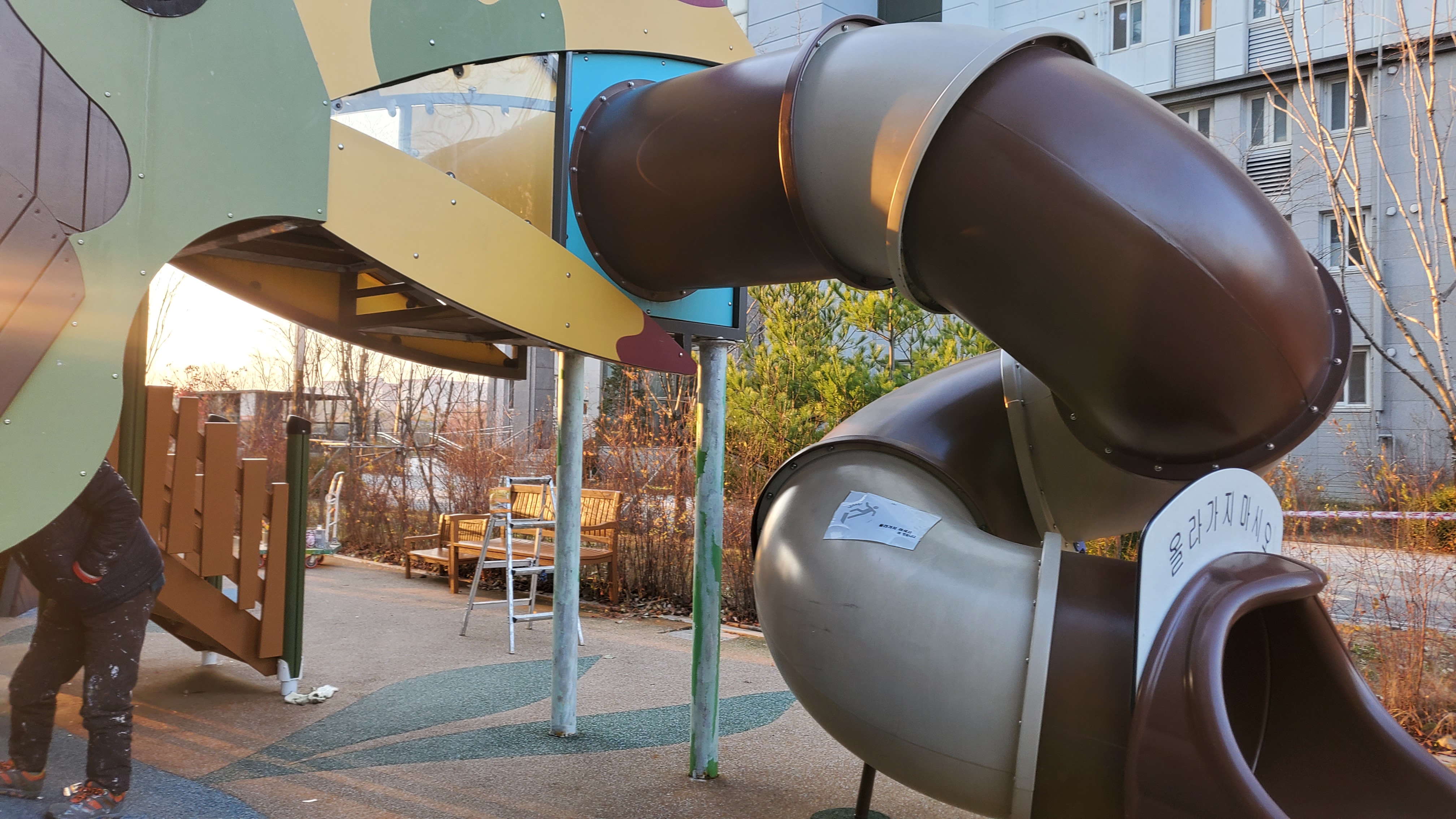 배곧이지더원 — 놀이터 시설물 재도장