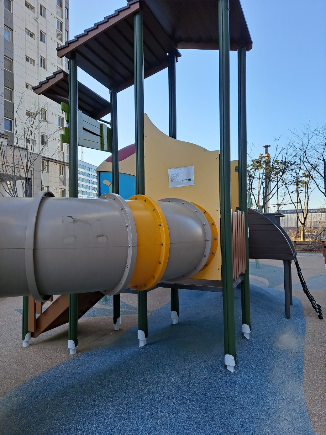 배곧이지더원 — 놀이터 시설물 재도장