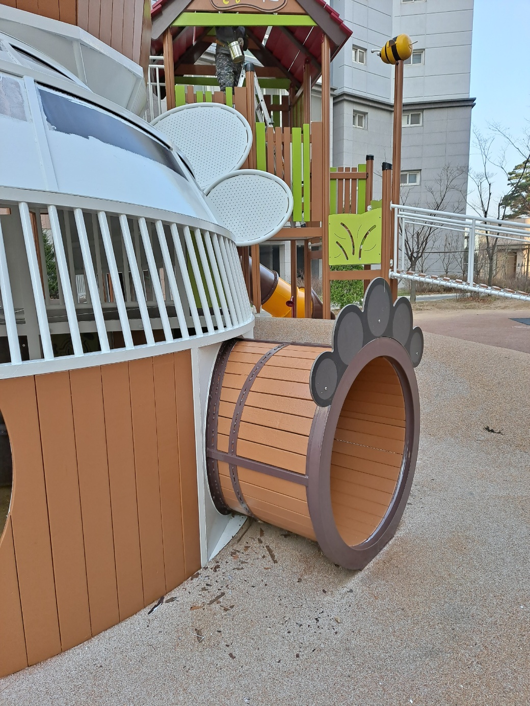 배곧이지더원 — 놀이터 시설물 재도장