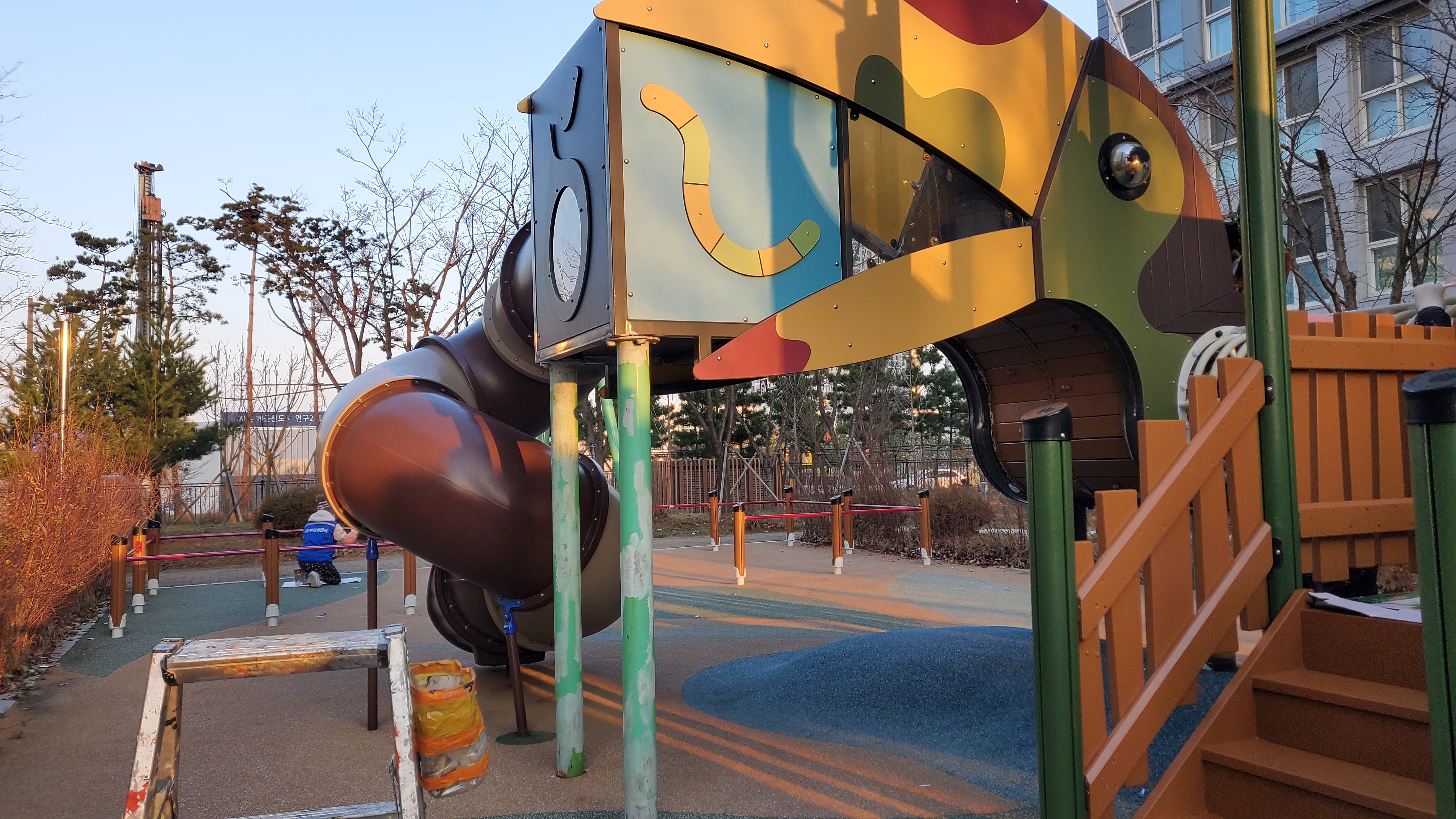 배곧이지더원 — 놀이터 시설물 재도장