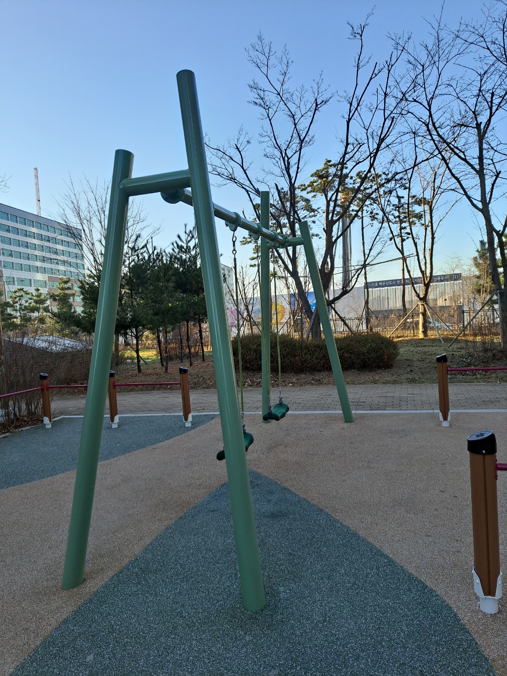 배곧이지더원 — 놀이터 시설물 재도장