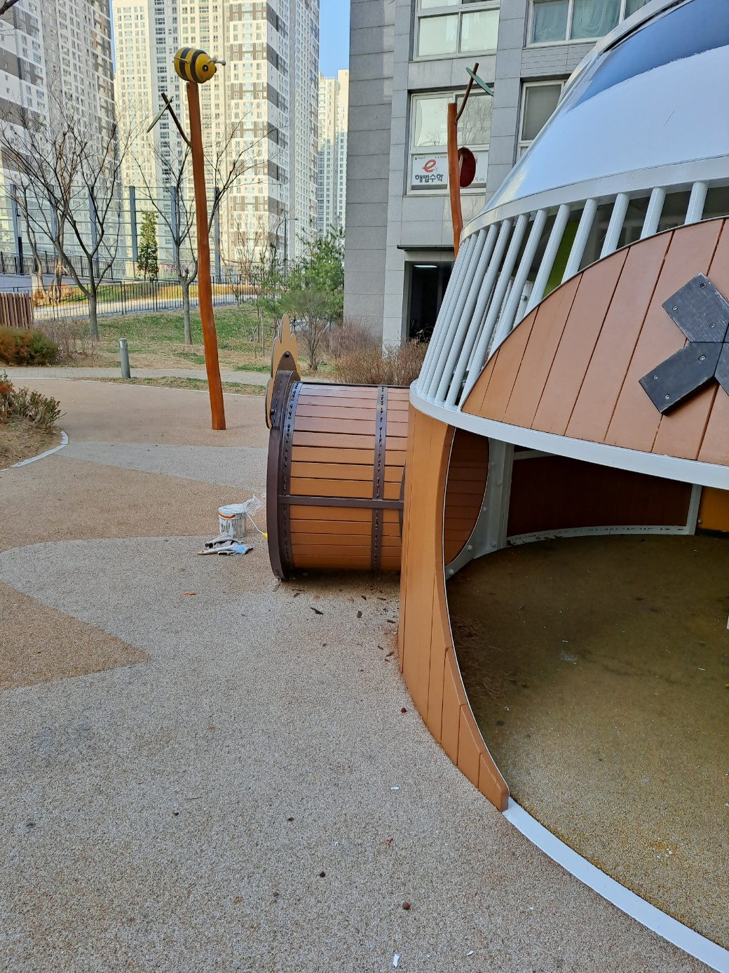 배곧이지더원 — 놀이터 시설물 재도장