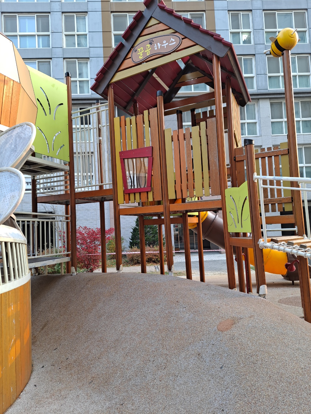 배곧이지더원 — 놀이터 시설물 재도장