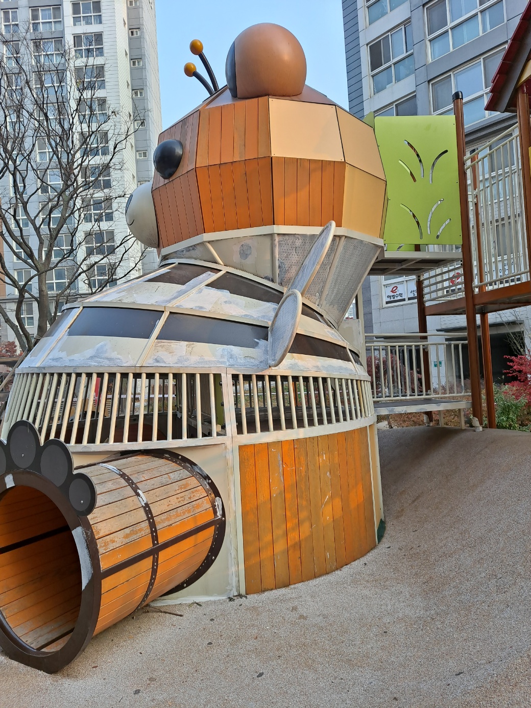 배곧이지더원 — 놀이터 시설물 재도장