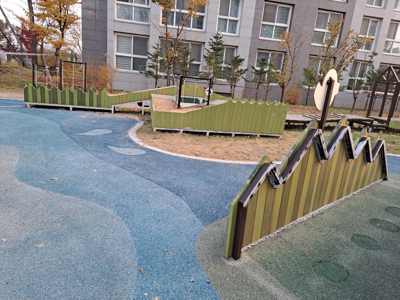 배곧이지더원 — 놀이터 시설물 재도장