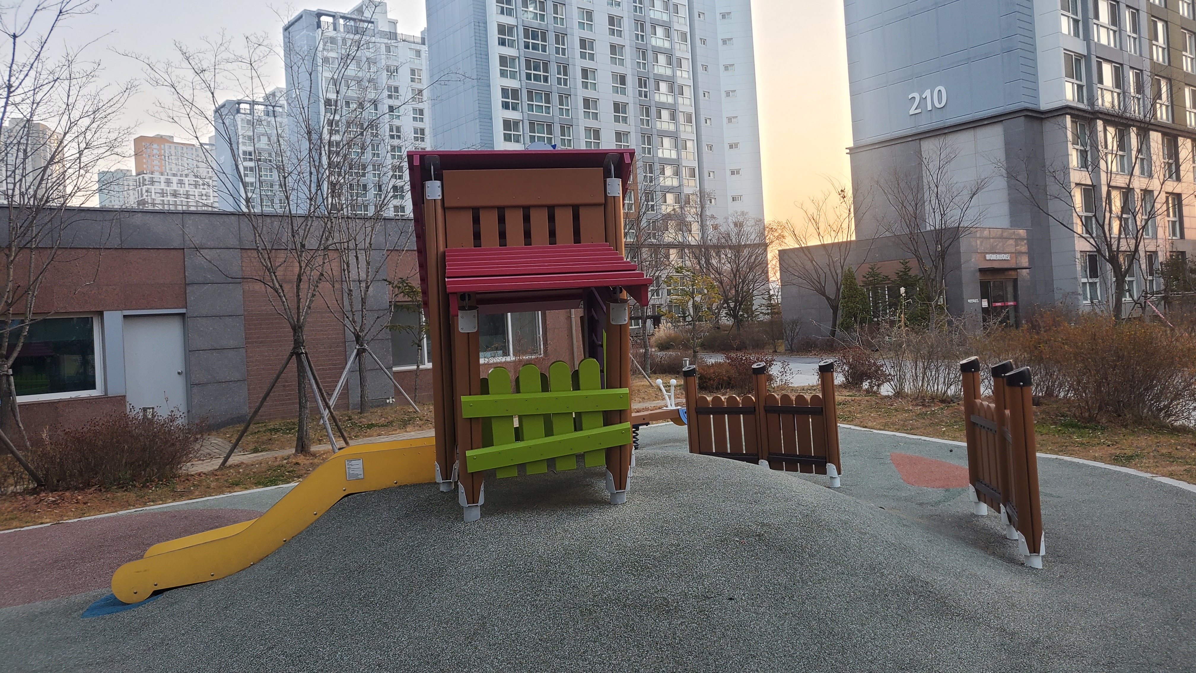 배곧이지더원 — 놀이터 시설물 재도장