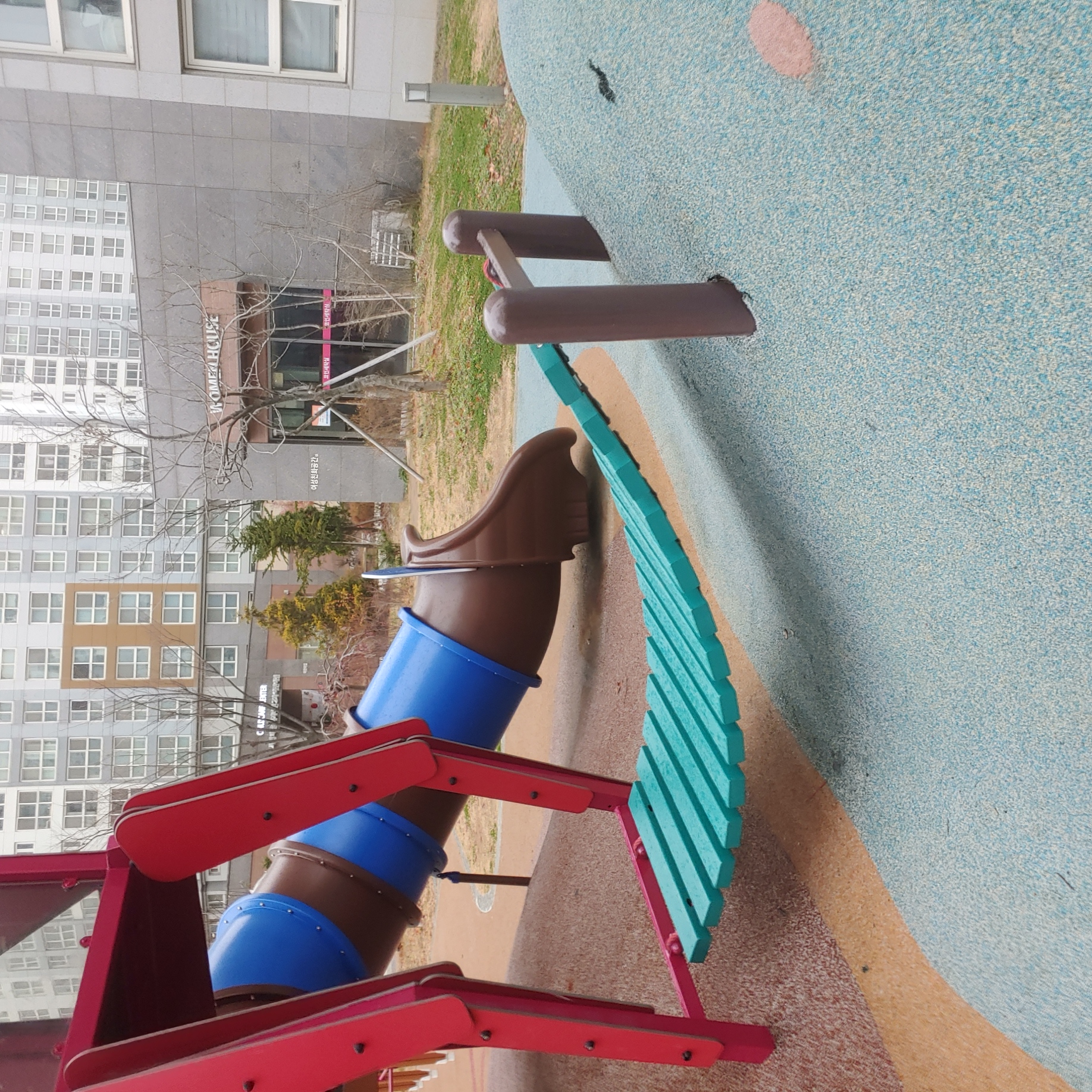 배곧이지더원 — 놀이터 시설물 재도장