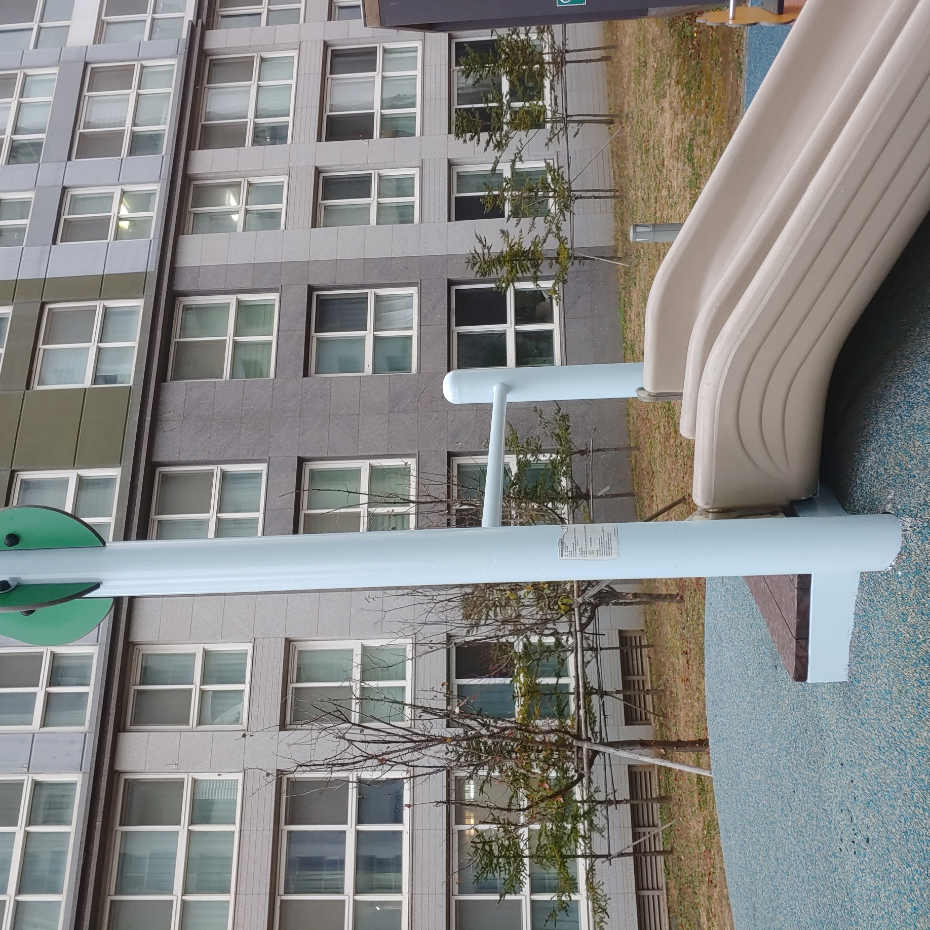 배곧이지더원 — 놀이터 시설물 재도장