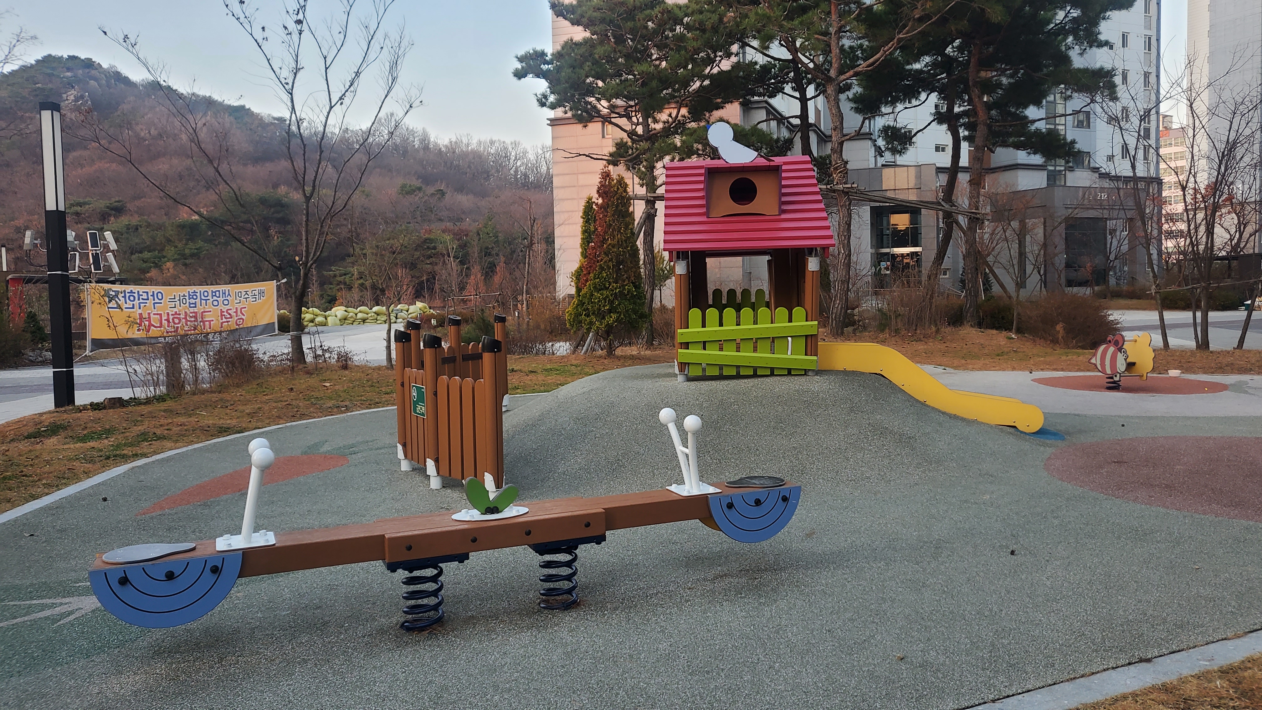 배곧이지더원 — 놀이터 시설물 재도장