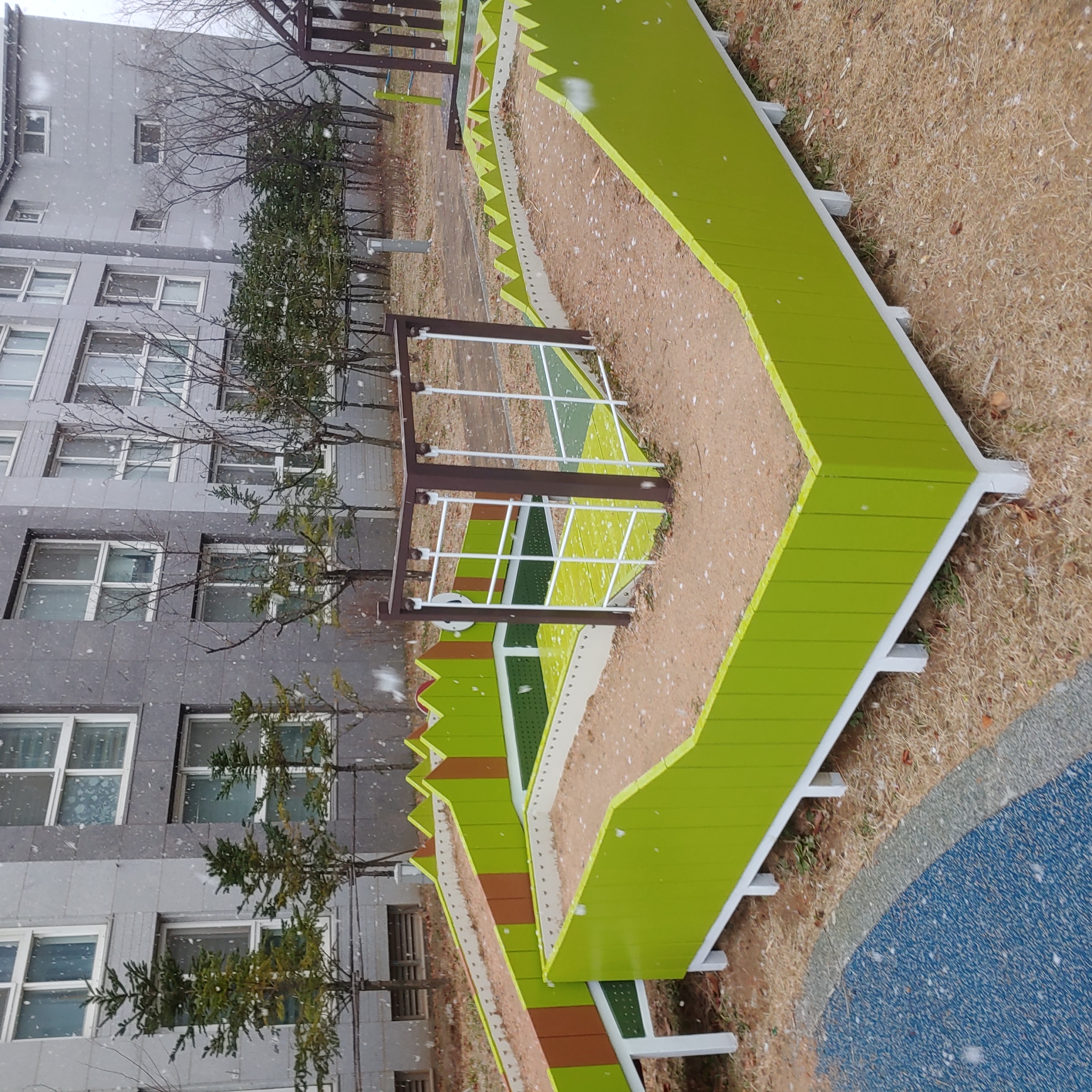 배곧이지더원 — 놀이터 시설물 재도장