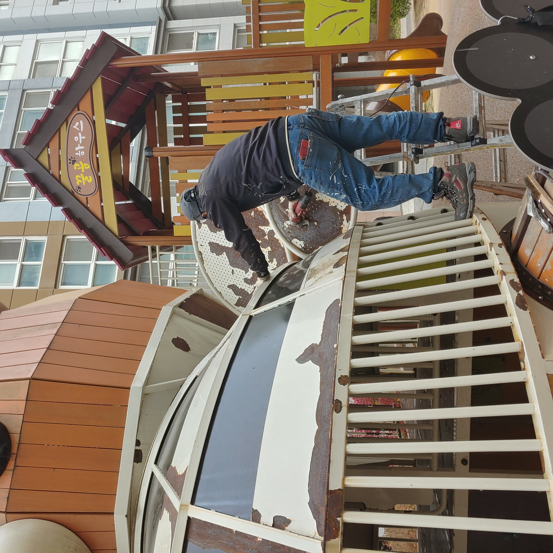 배곧이지더원 — 놀이터 시설물 재도장