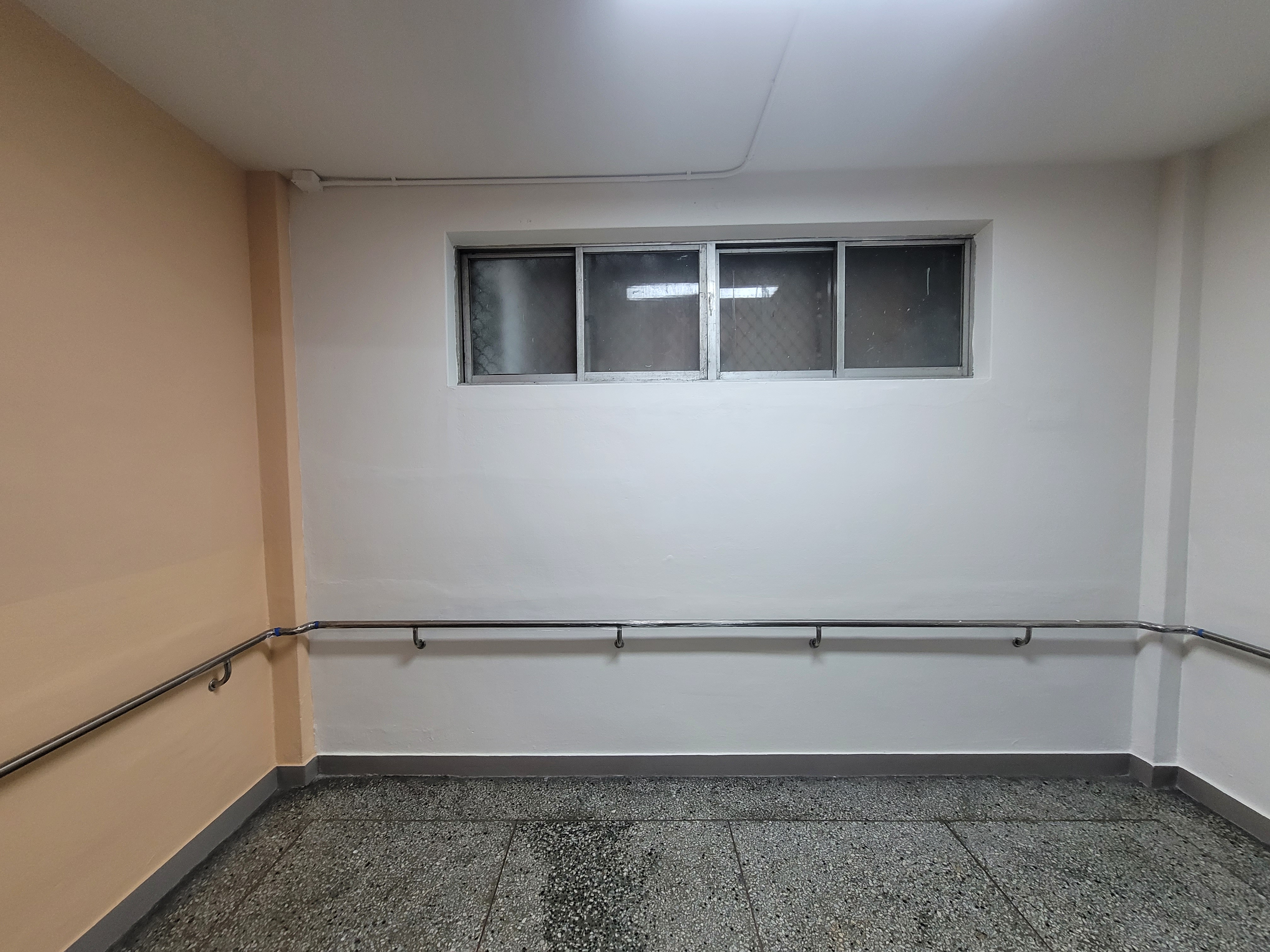 서울 윤중중학교 내부 계단 벽화
