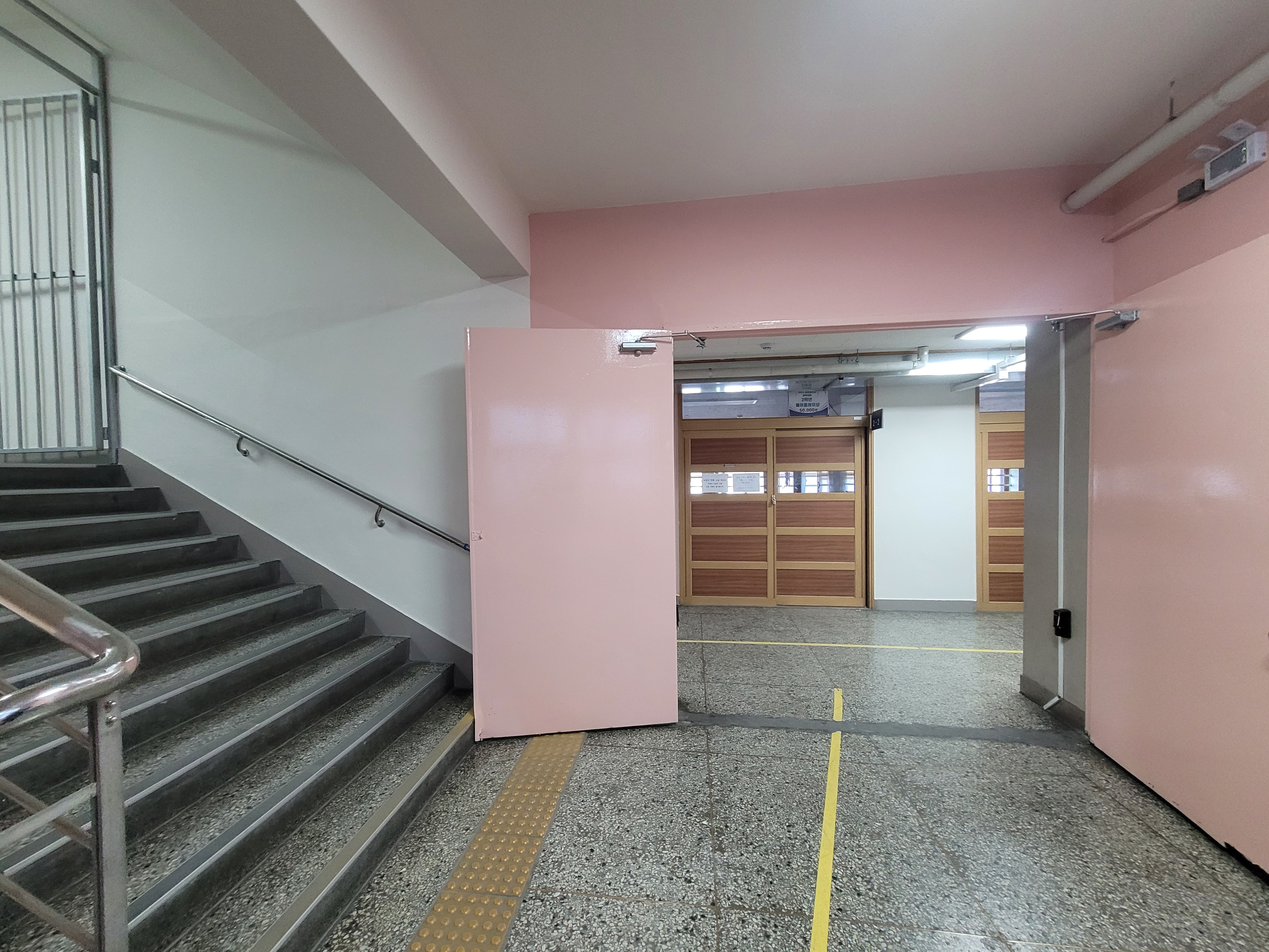 서울 윤중중학교 내부 계단 벽화